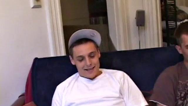 два натурала попадают под чары горячего гея в диком тройничке