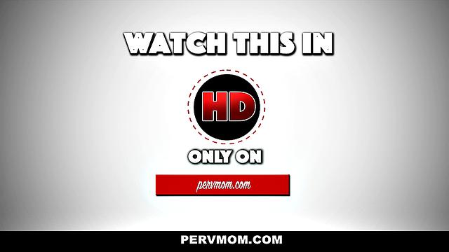 милфа с большой жопой получает по полной сзади