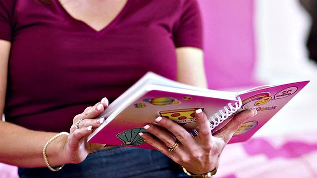 Les stepmommy licked and fingered by stepdaughter in 69