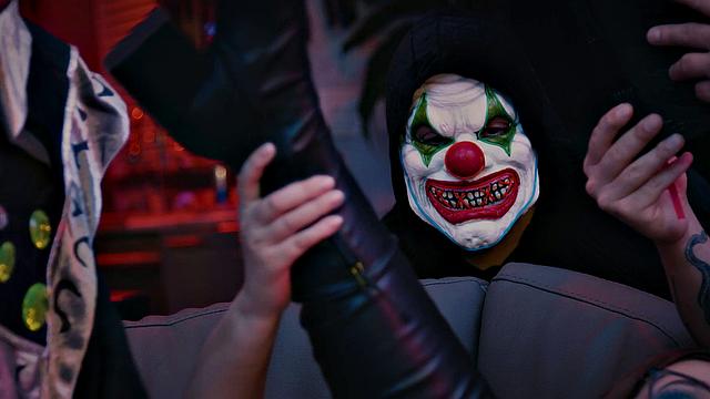 Лиана Ловингс подчиняется похоти отчима и братьев в ночь Хэллоуина - волшебное ожерелье разрывает все границы