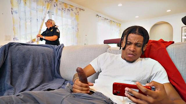 пышная мачеха-полицейская трахается с пасынком в догги