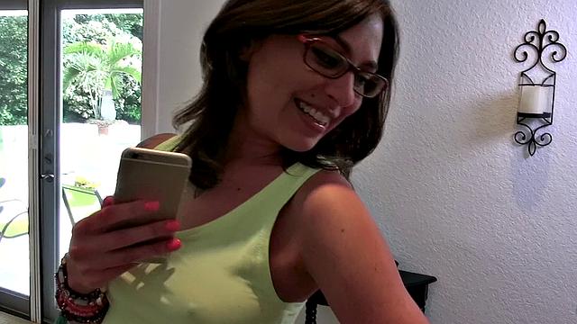 латина в очках мечтает о жёстком сексе в ванной и получает сполна