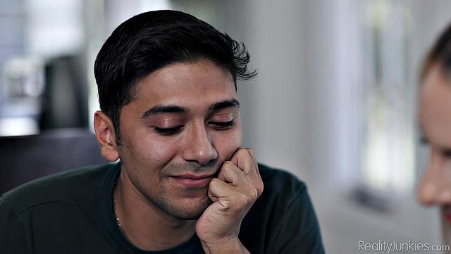 опытная milf с аппетитной попкой скачет на члене и кайфует