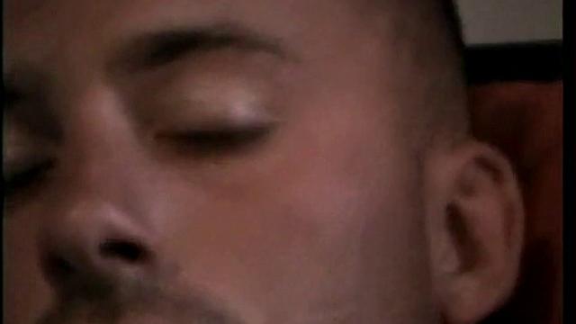 Джастин дрочит на камеру, показывает зрелую мужскую страсть