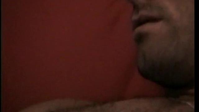 Джастин дрочит на камеру, показывает зрелую мужскую страсть