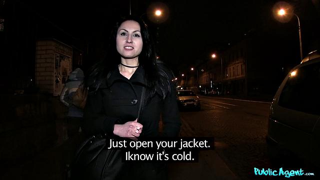 шальная брюнетка сосёт и ловит сперму на лицо от незнакомца на улице