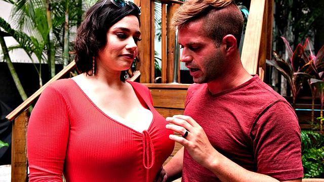 Brooklyn Springvalley соблазняет развратного соседа своими огромными сиськами