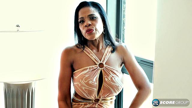 зрелая raven скачет на крепком парне, трясет сиськами