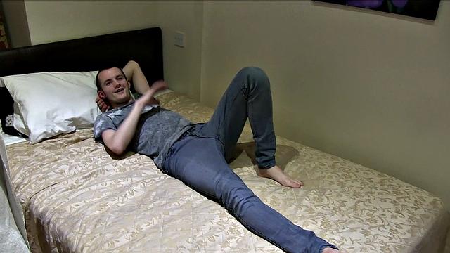 Брутальный татуированный жеребец жёстко трахаeт развратную брюнетку с упругой жопой