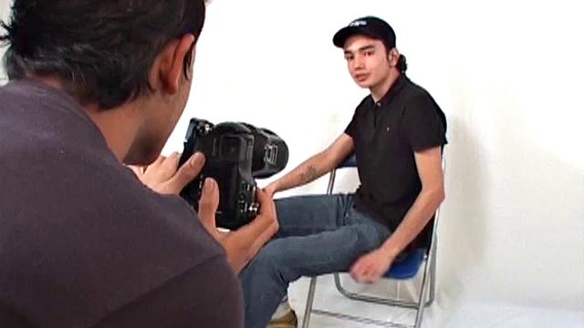 William meets Walter and invites him to his studio. There, he asks the Latin if he would like to model for him. Walter agrees and he is soon naked in front of William's camera.