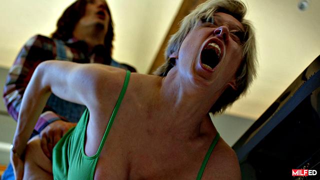 Cable Guy Plugs MILF