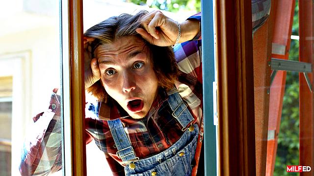 мастер по кабелям чинит не только проводку у зрелой дамы