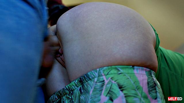 Cable Guy Plugs MILF