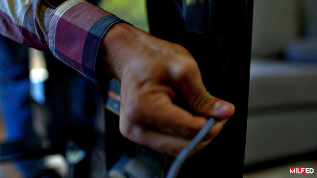 Cable Guy Plugs MILF