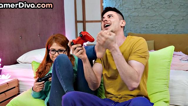 Amateur spex gamergirl riding opponent