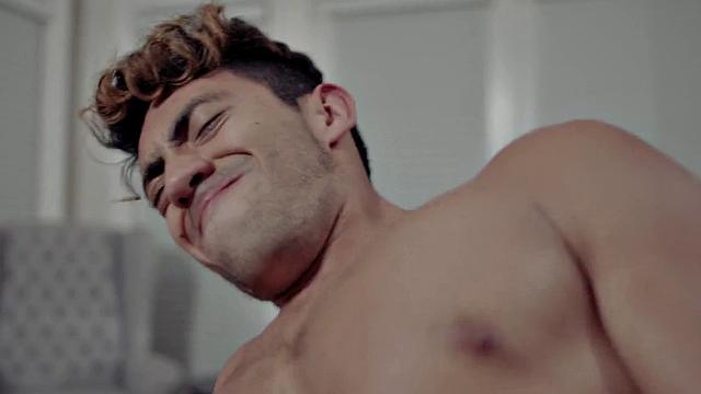 латинский пассив шутит, пока чёрный друг засаживает на диване