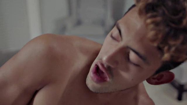 латинский пассив шутит, пока чёрный друг засаживает на диване