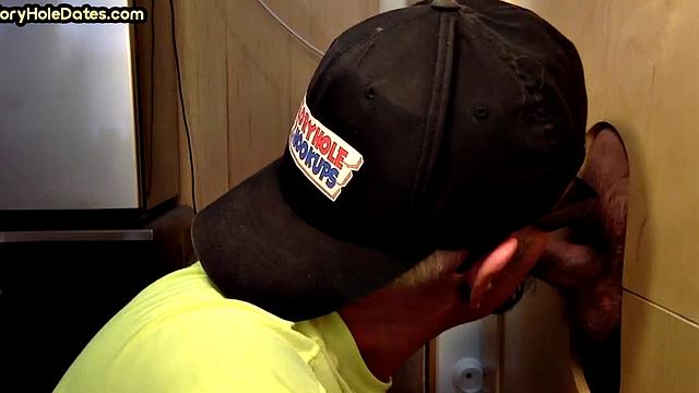 зрелый сосед отсасывает настоящий член в глори-холе