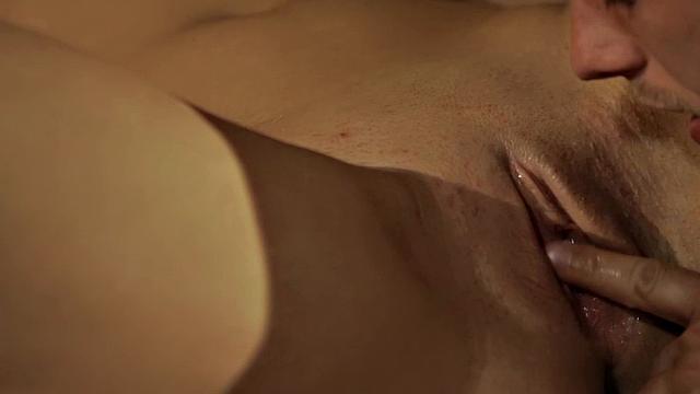 Сочная брюнетка на каблуках раздвигает ноги и скачет на члене в гостиной