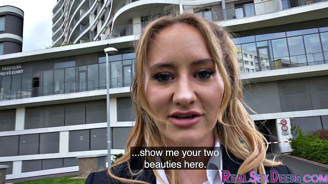 Amateur officelady giving head