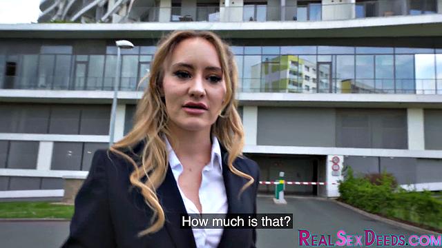 Amateur officelady giving head