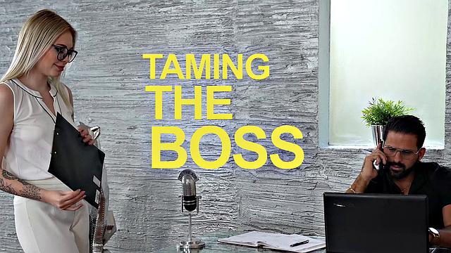 mimi cica усмиряет босса анальным минетом