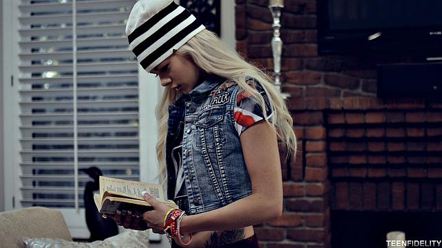 Эльза Джин соблазняет отчима и получает глубокий трах