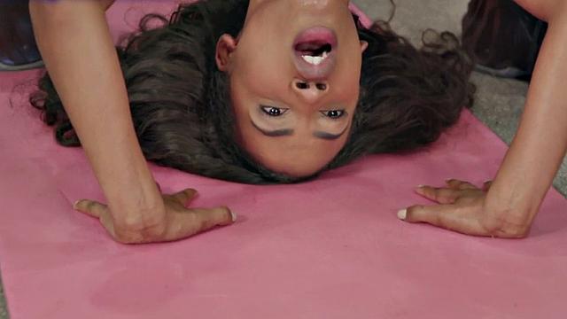 Cheating ebony babe rides BBC trainer in gym