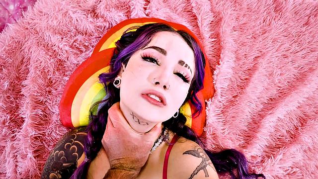 Смотри, как Вероника оседлала и кончает с заливкой внутрь