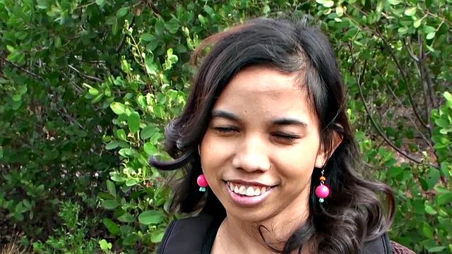 Brunette bombshell gives you the best outdoor blowjob in park