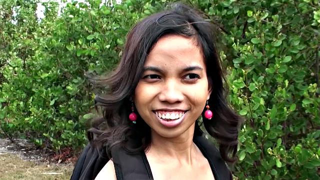 Brunette bombshell gives you the best outdoor blowjob in park