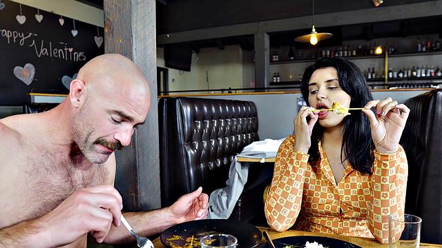 взрослая официантка трахается с постоянным клиентом прямо в зале