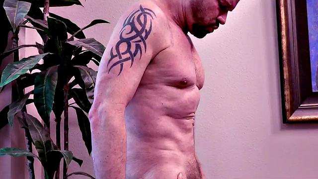 Deepthroat amateur with tattoos gets fucked