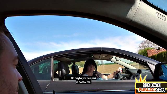 Пышная тёлка с пирсингом трахается с незнакомцем на улице.