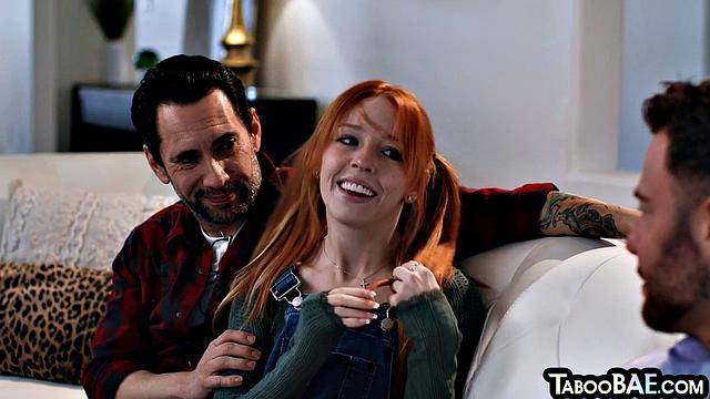 Стройная девушка скачет на члене в жёстком тройничке.