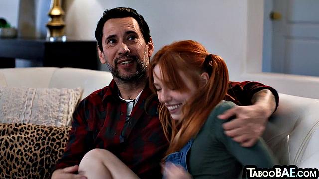 Стройная девушка скачет на члене в жёстком тройничке.