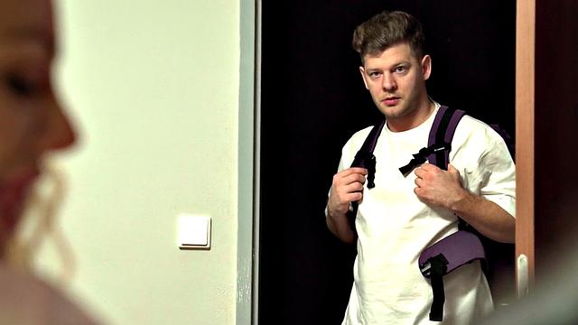 смотри, как зрелая делит член с подругой по комнате