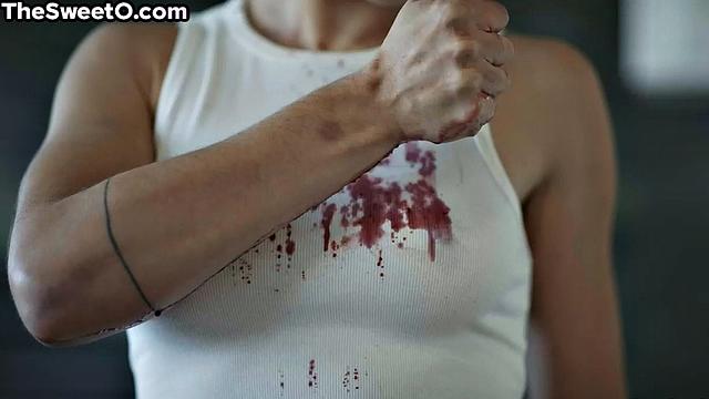 Коротко стриженная красотка страстно трахается с парнем, кайфует по полной!