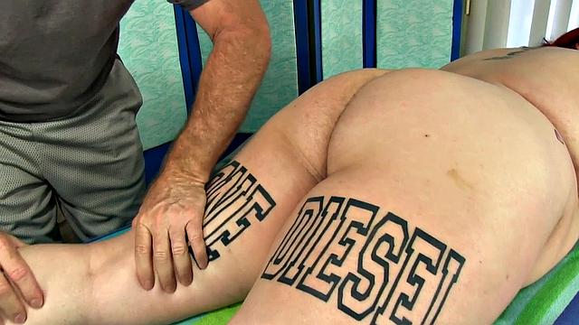 пышная рыжая заводится, когда ей массируют толстое тело и мнут волосатую киску