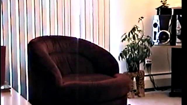 ТиДжей жадно заглатывает член Винни прямо на коленях