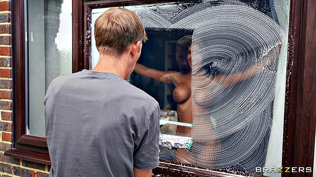 Муж застал жену за дрочкой у окна, а оконщик - заделал свой номер прямо на глазах у всех, кроме мужа.