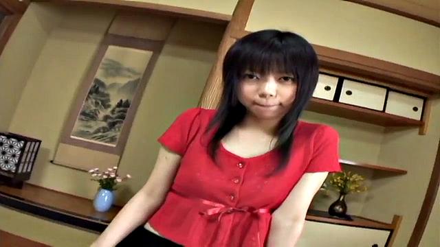 Minami Asaka knows how to rub her wet pussy