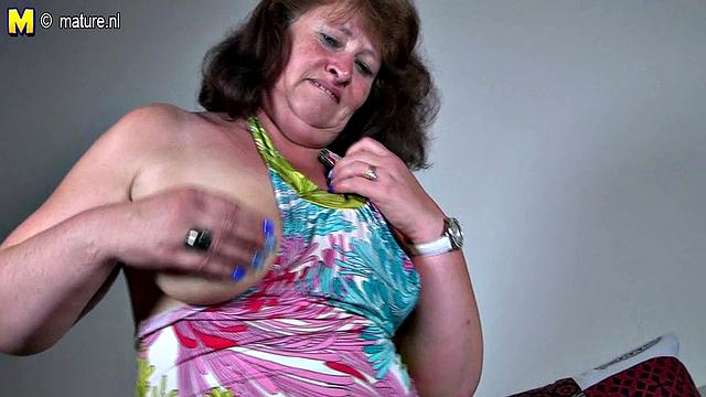 голландская зрелка глотает член и жестко долбит себя дилдо