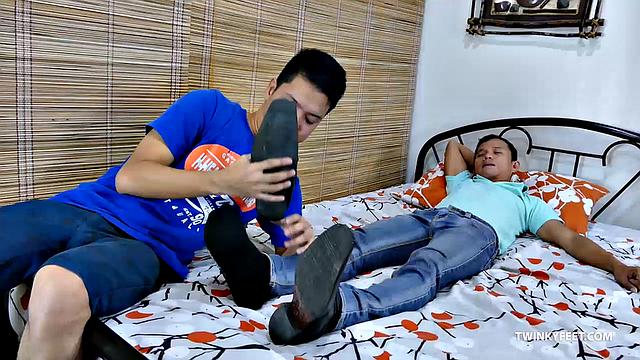 Алекс в кожаных туфлях сводит Арджо с ума: страсть к мужским стопам на пределе