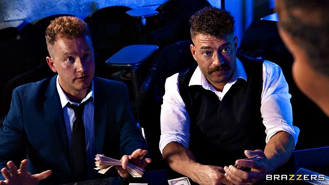 стриптизёрша устраивает жёсткое трио с двумя парнями после смены