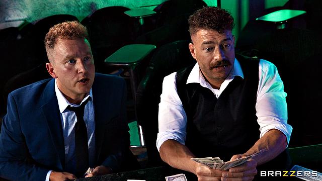 стриптизёрша устраивает жёсткое трио с двумя парнями после смены