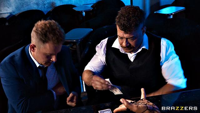 стриптизёрша устраивает жёсткое трио с двумя парнями после смены