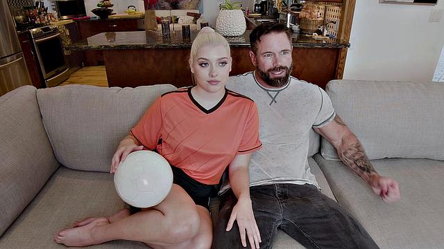 мачеха и отчим трахают блондинку втроем на диване