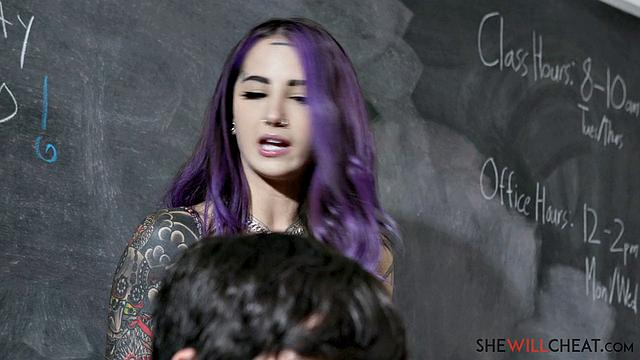 Валерика Стил изменяет мужу с молодым любовником в пустой аудитории университета.
