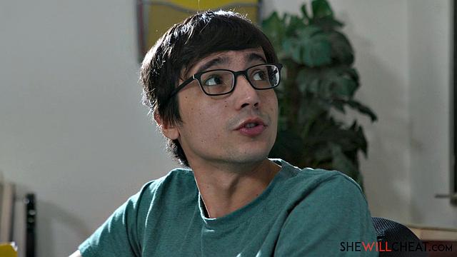 Валерика Стил изменяет мужу с молодым любовником в пустой аудитории университета.